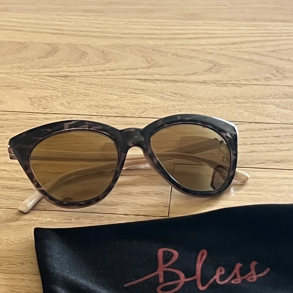 Bless Box Women’s Tortoiseshell Cat Eye Sunglasses OS‎ With dust bag